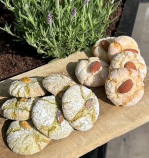 Almond and/or pistachio macaroons