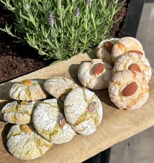 Almond and/or pistachio macaroons